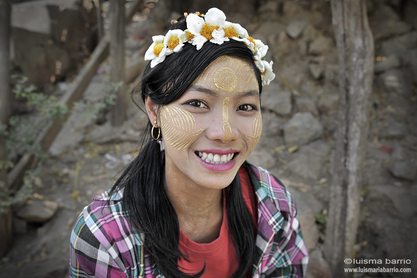 mujer myanmar birmania maquillaje thanaka